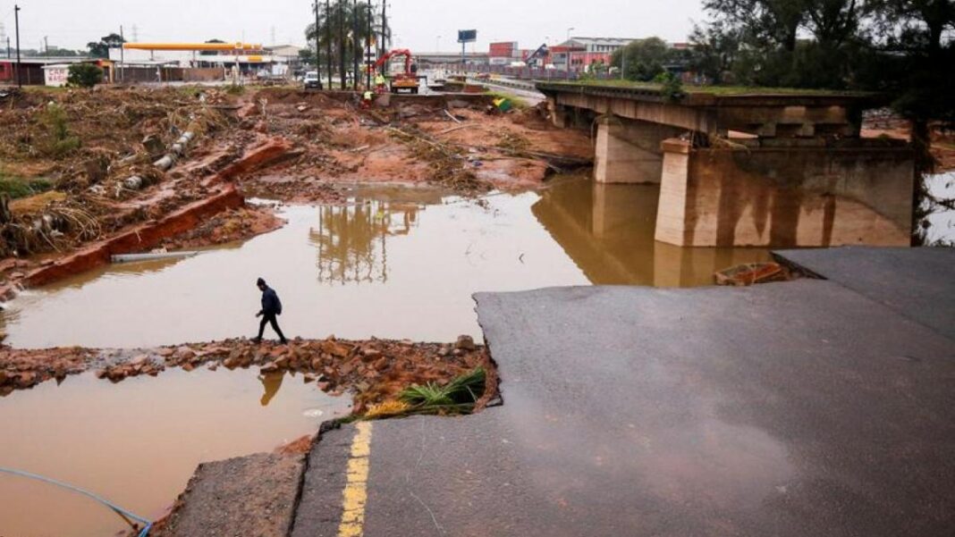 Suben a 21 los muertos confirmados por inundaciones en una ciudad del este de Sudáfrica / Imagen referencial