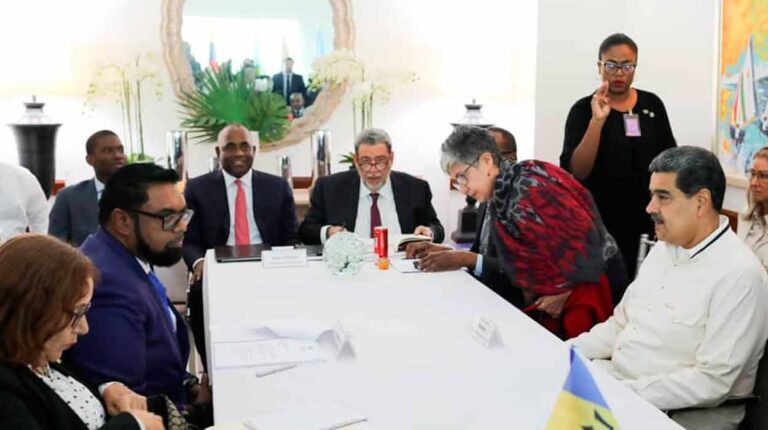 Presidentes Maduro y Ali se reunieron en San Vicente para hablar del Esequibo