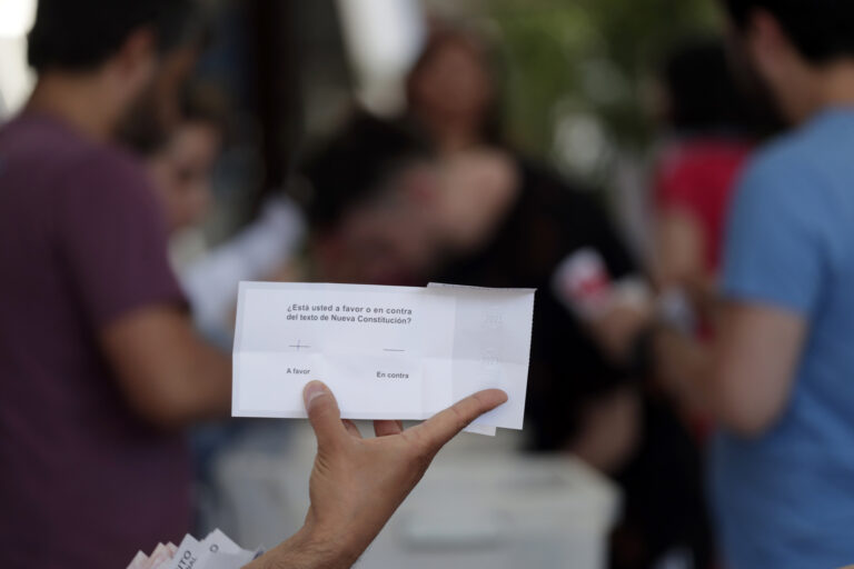 La cifra de excusas para no votar en el plebiscito de hoy triplica la del de 2022