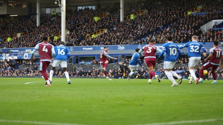 Everton frenó el ascenso del Aston Villa