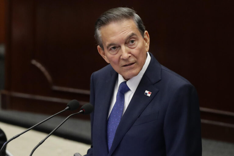 Presidente de Panamá se compromete con una transición ordenada del Gobierno