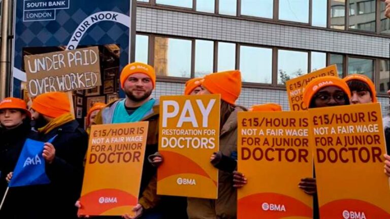 Médicos residentes de Inglaterra inician histórica huelga de 6 días