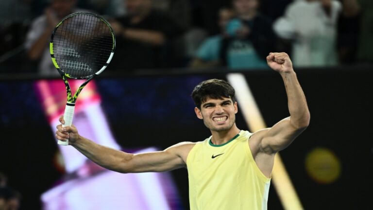 Alcaraz mejora su nivel y se cita con Zverev en cuartos