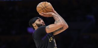 Anthony Davis rescató a Lakers contra Raptors