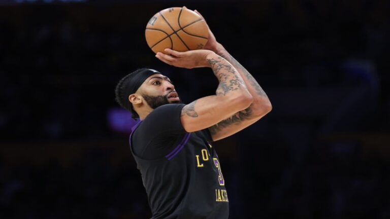 Anthony Davis rescató a Lakers contra Raptors