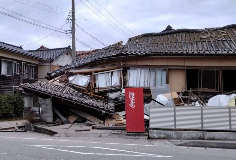 Terremoto en costa occidental japonesa deja importantes daños y activa alerta de tsunami