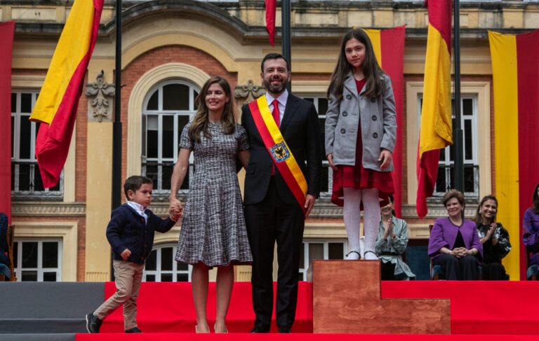Carlos Galán tomó posesión como el nuevo alcalde de Bogotá