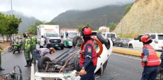 Un fallecido tras volcamiento de vehículo en la Autopista Caracas-La Guaira