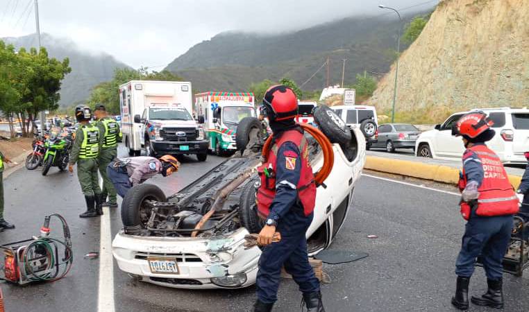Un fallecido tras volcamiento de vehículo en la Autopista Caracas-La Guaira