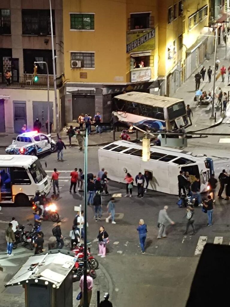Ascienden a dos los fallecidos en accidente múltiple en avenida Baralt