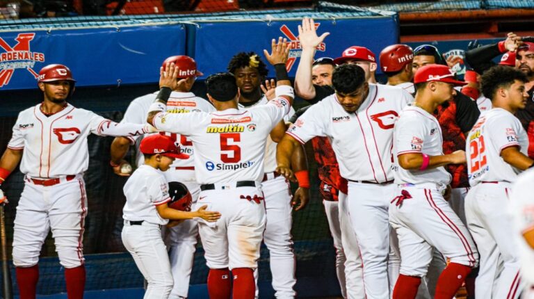 Cardenales explotó ofensivamente para festejar su primer triunfo