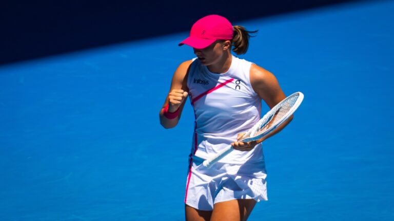 Swiatek se llevó el duelo de campeonas en primera ronda