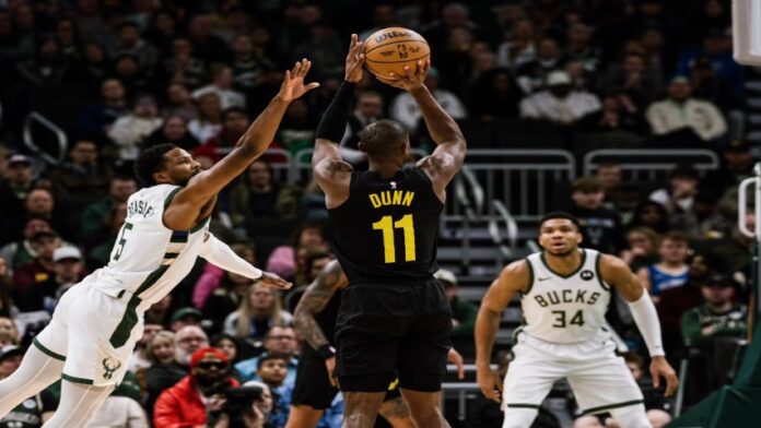 Jazz sorprende a Bucks en el lunes de NBA