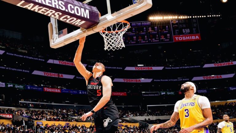 Heat prolonga el mal momento de Lakers