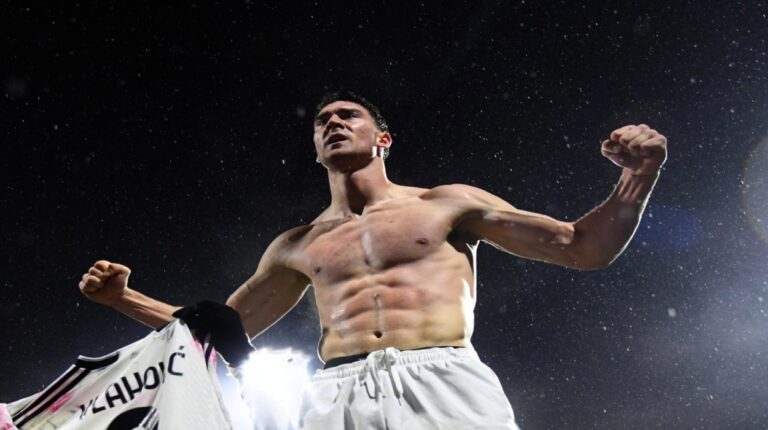 Vlahovic mantiene a la Juventus en la pelea por el título