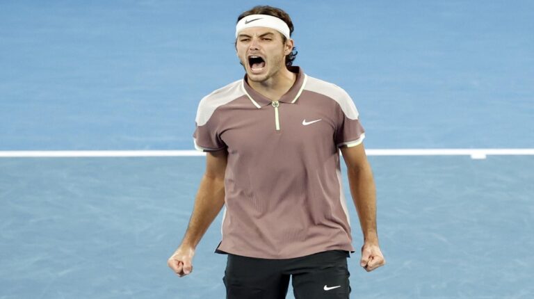 Fritz eliminó a Tsitsipas para medirse a Djokovic en 4tos