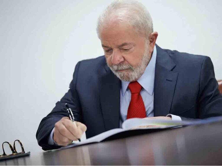 Lula firma decreto para crear centro tecnológico académico