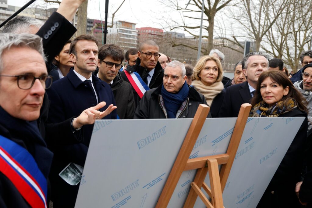 Presidente del Consejo Departamental de Seine-Saint-Denis, el Presidente fracrés Emmanuel Macron, Alcalde de Saint-Denis Mathieu Hanotin...
