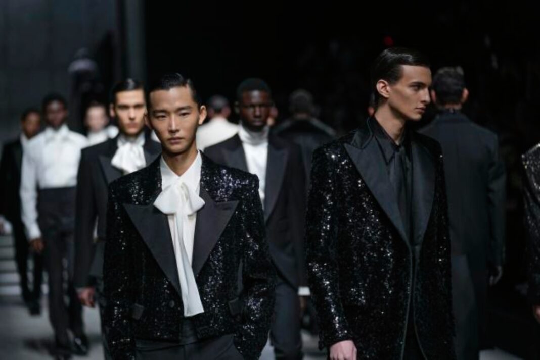Dolce & Gabbana convierten el esmoquin en su prenda más erótica en su desfile en Milán