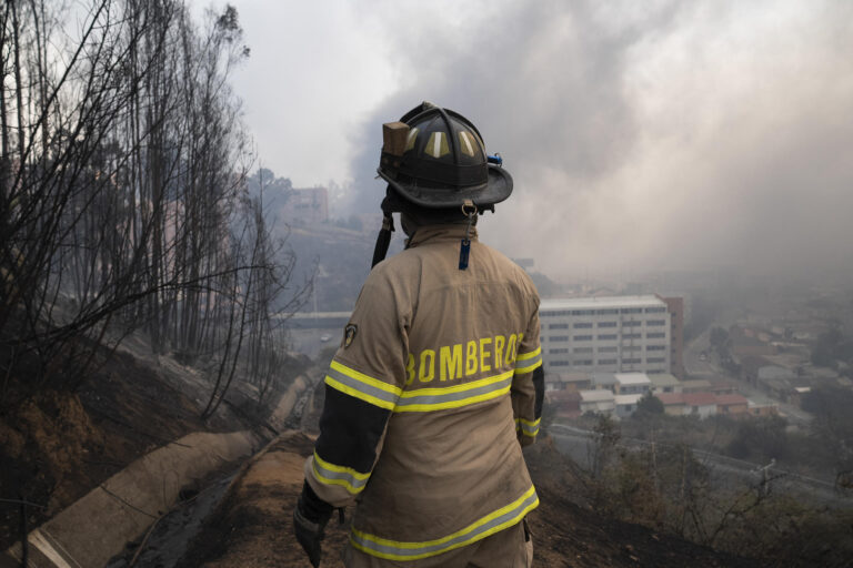 Suben a 99 los muertos en los devastadores incendios de Valparaíso