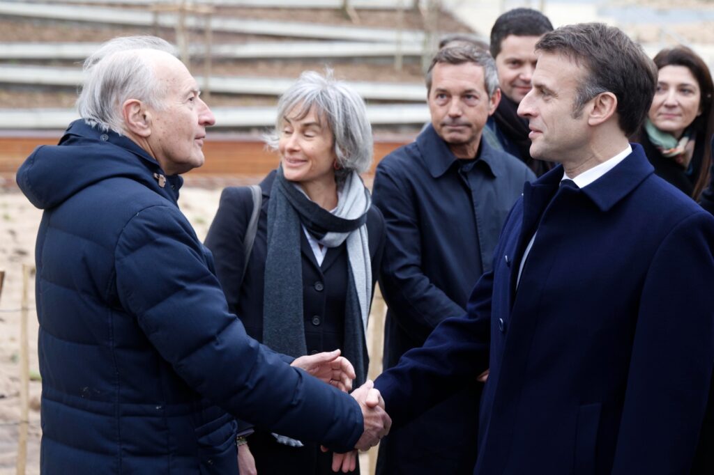 Presidente francés, Emmanuel Macron junto con el Chief Executive Officer and Chairman  de Vinci, Xavier Huillard.