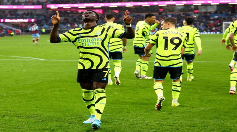 Un nuevo recital de goles del Arsenal lo mantiene en la pelea