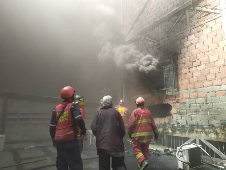 Bomberos continúan labores para extinguir incendio en galpones de La Yaguara