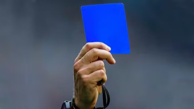 El fútbol introducirá las tarjetas azules para expulsar a infractores