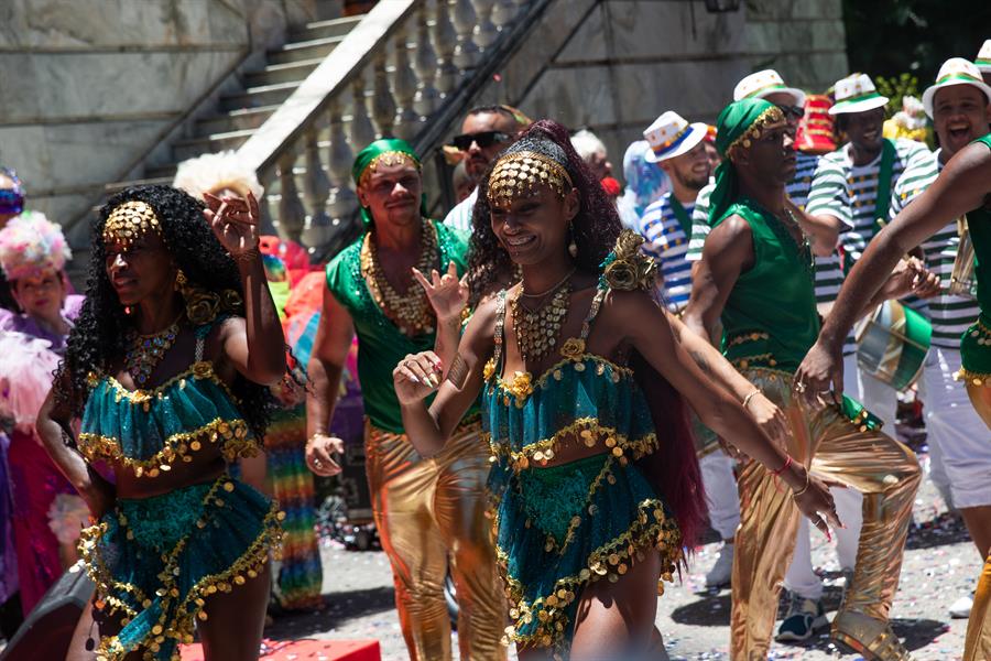 Inicia Carnaval brasileño lleno de samba y disfraces