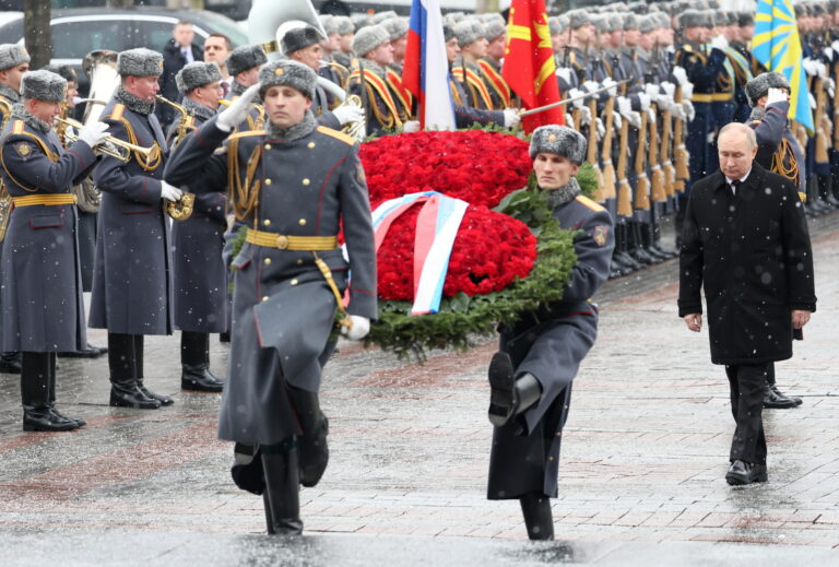Putin rinde homenaje a los caídos en la guerra en el Día del Defensor de la Patria