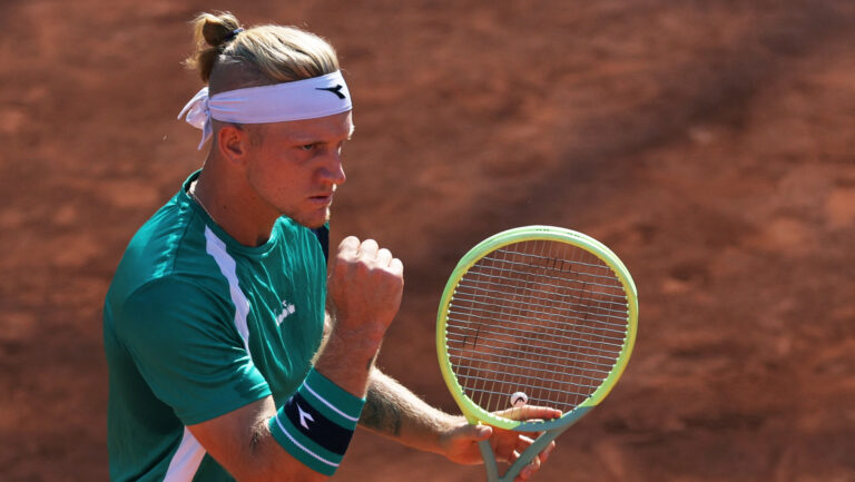 Medvedev elimina a Davidovich en su camino a revalidar el titulo en Dubai