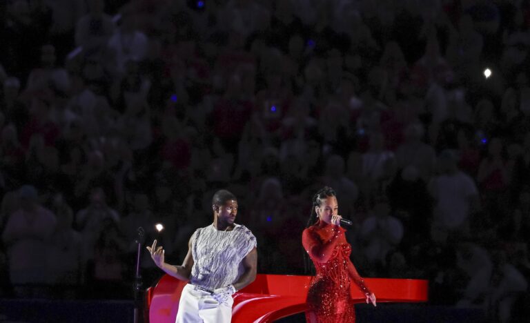 Usher rindió homenaje a Michael Jackson en el Super Bowl