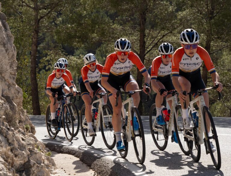 UCI sanciona a Cynisca por hacer pasar a mecánica por ciclista