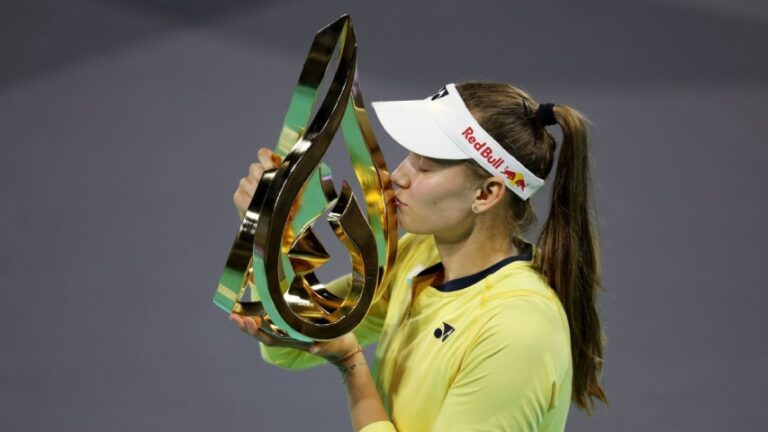 Rybakina conquista Abu Dabi