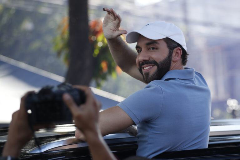 El presidente de El Salvador, Nayib Bukele, vota para su reelección