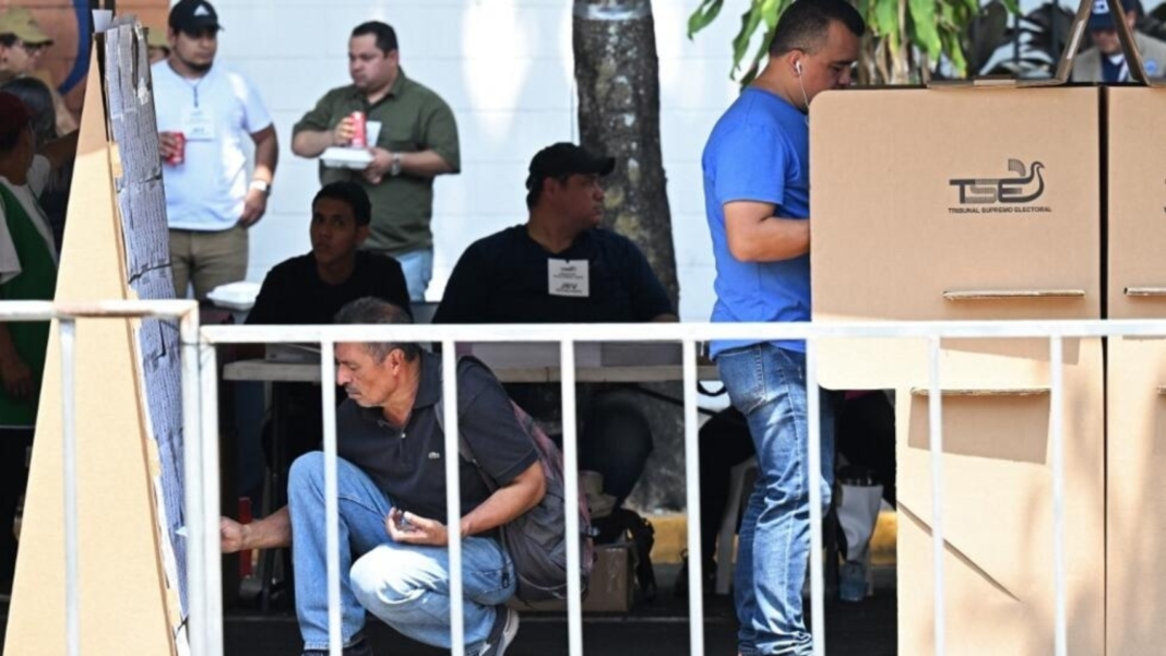 Comicios salvadoreños transcurren con poca afluencia y entre denuncias de irregularidades