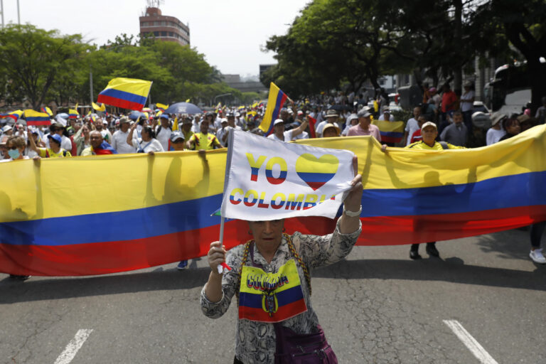 Miles de personas protestan contra el Gobierno de Colombia