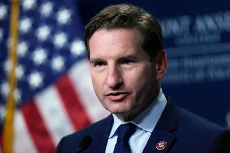 Congresista Dean Phillips declina a las primarias y apoya a Biden