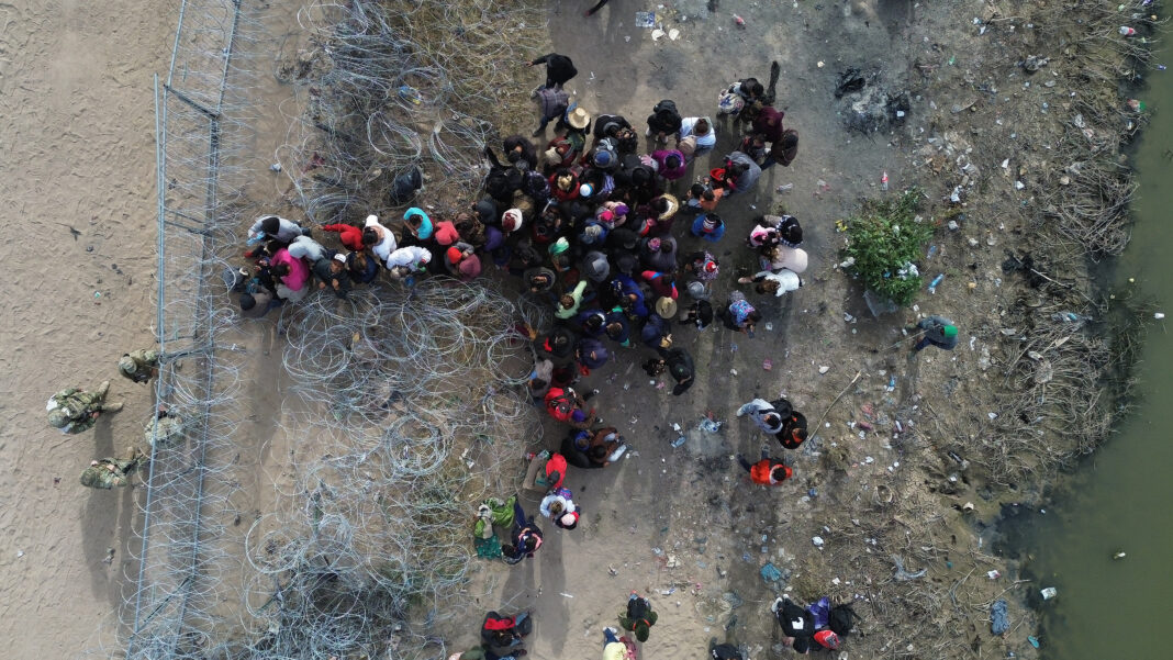 MEX2468. CIUDAD JUÁREZ (MÉXICO), 21/03/2024.- Migrantes esperan alguna posibilidad de cruzar las vallas fronterizas con Estados Unidos, el 20 de marzo de 2024, en Ciudad Juárez, Chihuahua (México). Un campamento de 100 migrantes se ha afianzado en la frontera de México con Estados Unidos entre la incertidumbre por la ley SB4 de Texas, que el gobernador, Greg Abbott, insiste en aplicar pese a los fallos judiciales. EFE/ Luis Torres