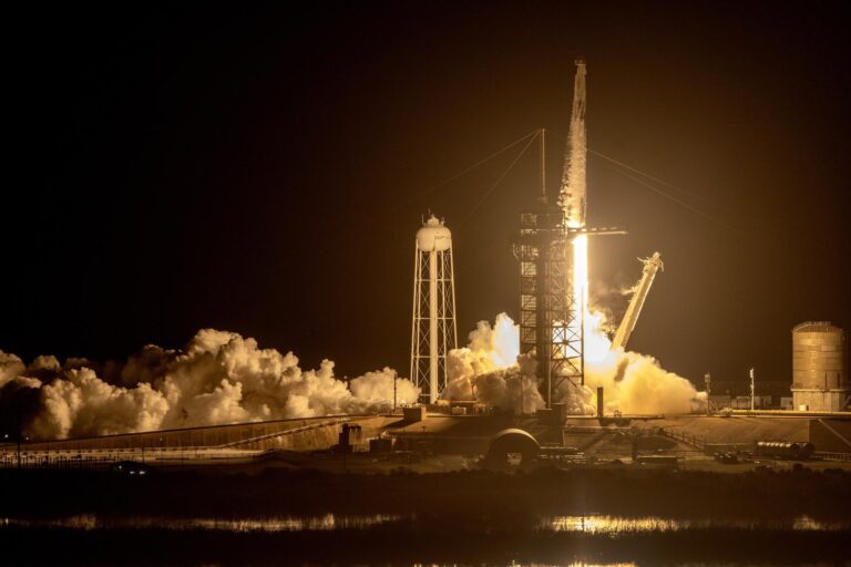 NASA y Space X lanzan octava misión comercial tripulada a la EEI