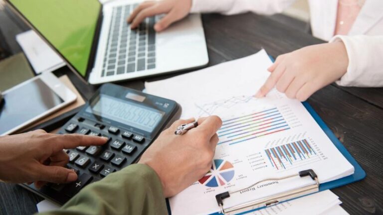 Economista resalta el impacto que causa la carga fiscal en las empresas