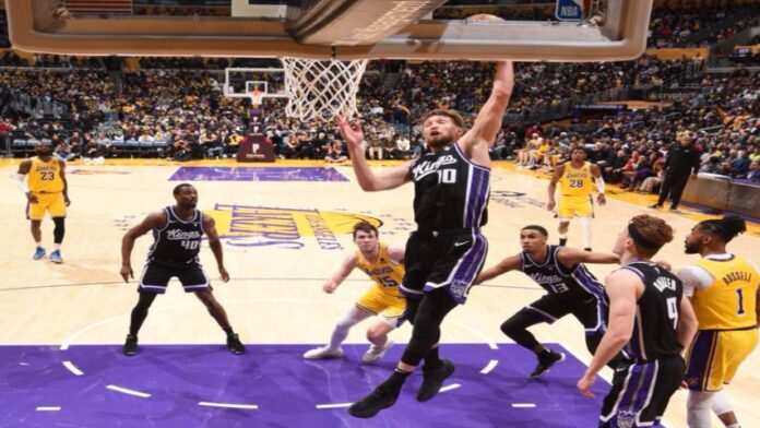 Kings se llevó duelo clave ante Lakers