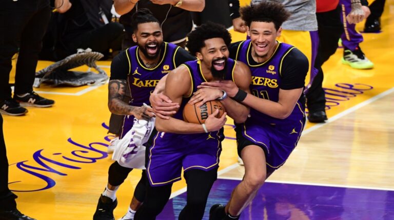 Russell y Dinwiddie rescataron a unos Lakers sin LeBron James