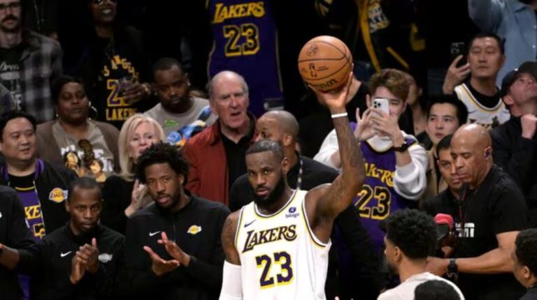 LeBron James rompió la barrera de los 40.000 puntos en la NBA