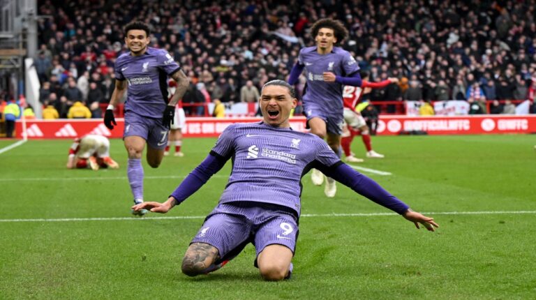 Darwin Núñez rescató el liderato del Liverpool en el minuto 99