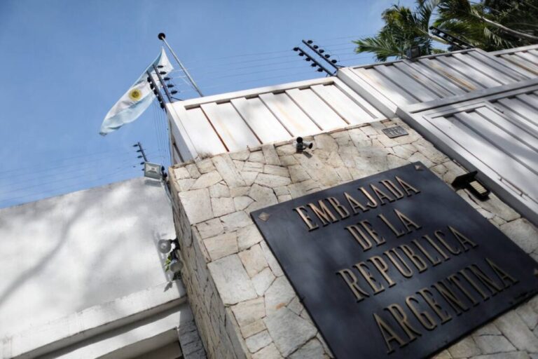 Opositores asilados en embajada  de Argentina están en territorio estadounidense