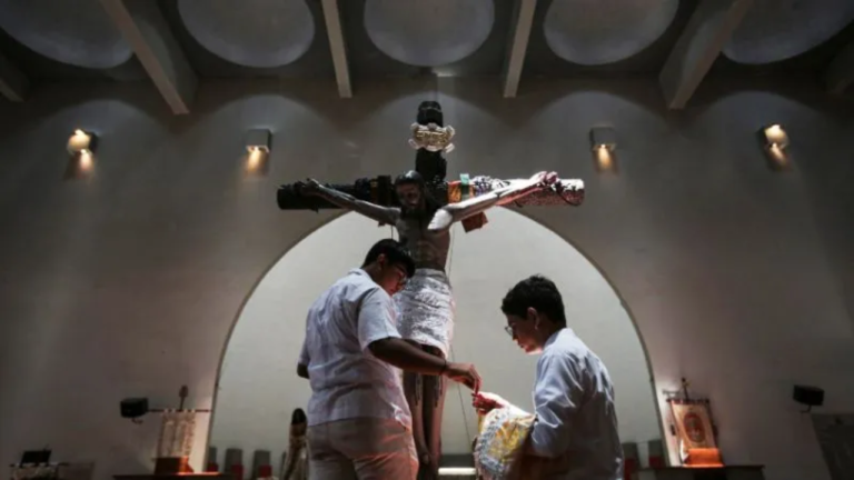 Católicos en Nicaragua celebran el viacrucis dentro de los templos