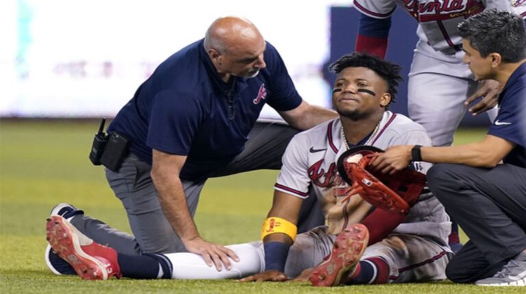 Ronald Acuña encendió las alarmas por molestias en la rodilla derecha