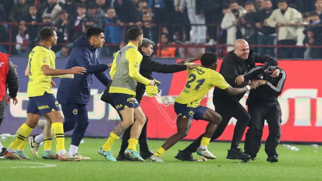 12 hinchasdel Trabzonspor quedaron detenidos por agredir a jugadores