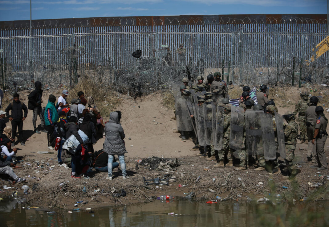 Integrantes de la Guardia Nacional de Texas, vigilan la entrada de migrantes (EFE)